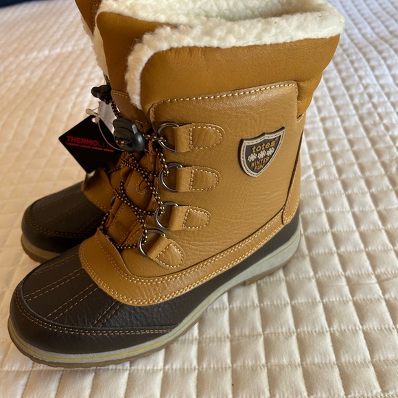 New boots size 4 fur lined.  ST2 - Picture 3 of 6